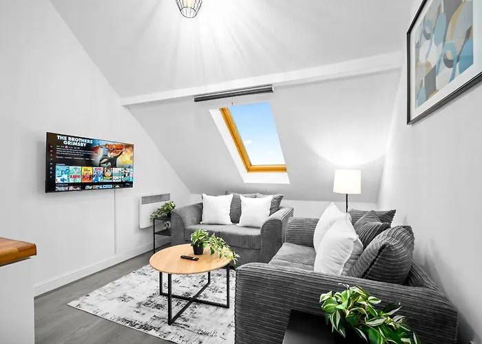 Luxury Apartment - Accommodates 4 - On Street Parking Available 2Cr