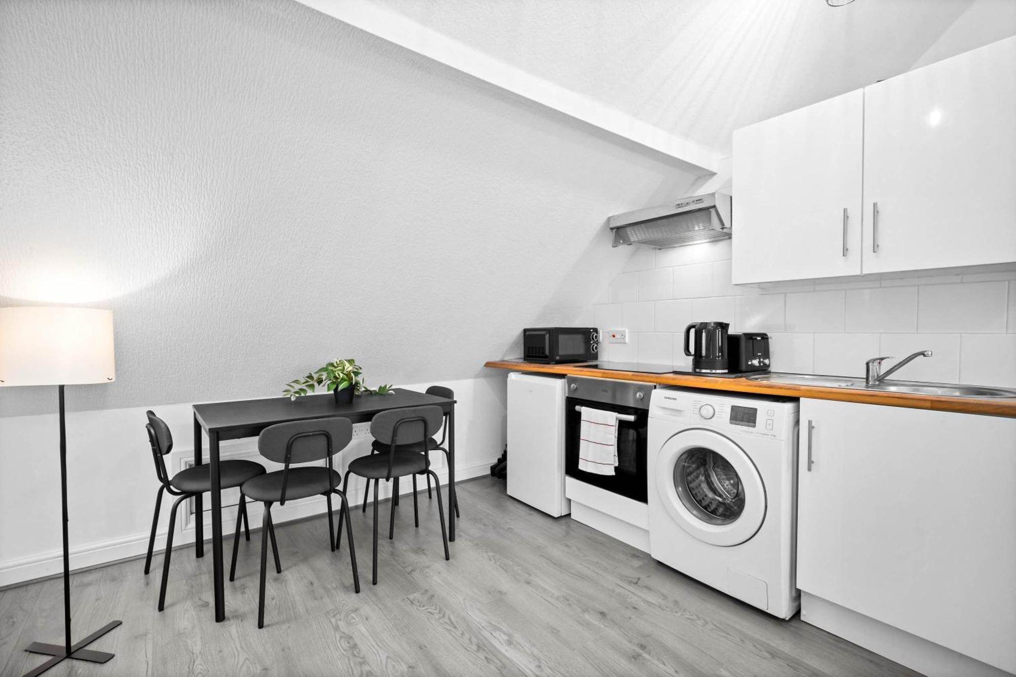 Apartment Luxury - Accommodates 4 - On Street Parking Available 2cr Birmingham