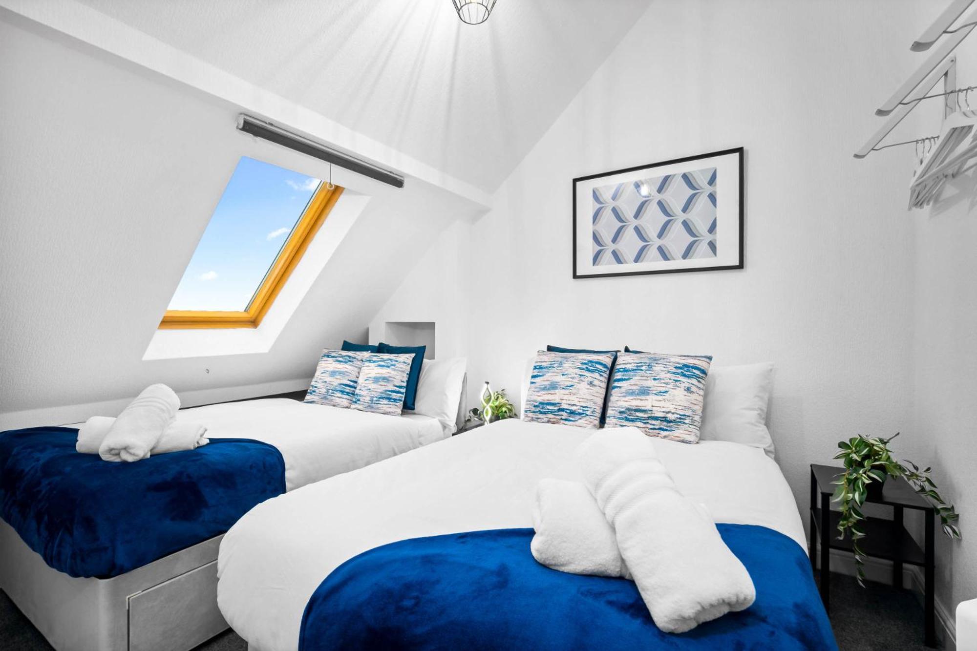 Luxury - Accommodates 4 - On Street Parking Available 2cr Apartment *